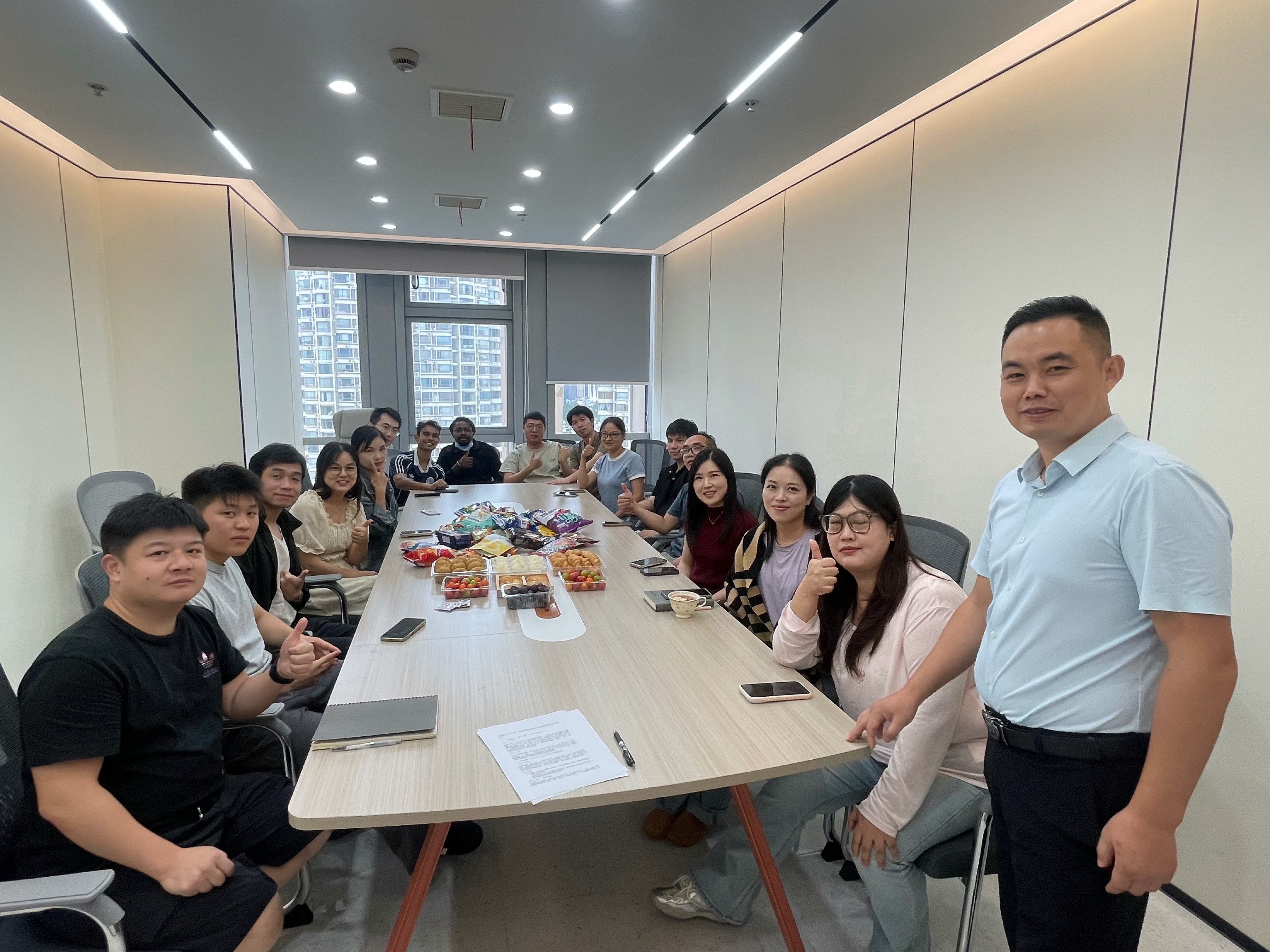 Hubei Runli organiseert een ontspannen theekransje: snacks, spelletjes en verhalen uit de frontlinie van de buitenlandse handel